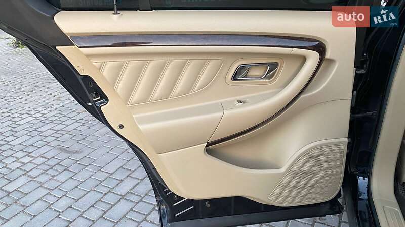 Седан Ford Taurus 2017 в Виннице