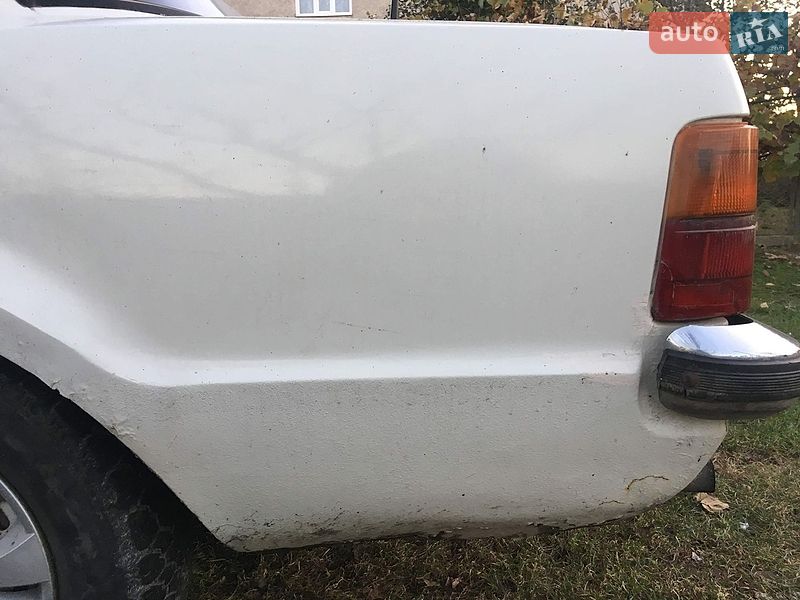 Седан Ford Taurus 1986 в Рава-Руській