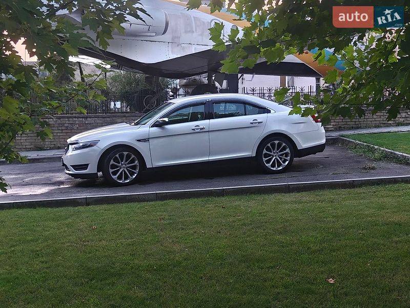 Седан Ford Taurus 2016 в Києві