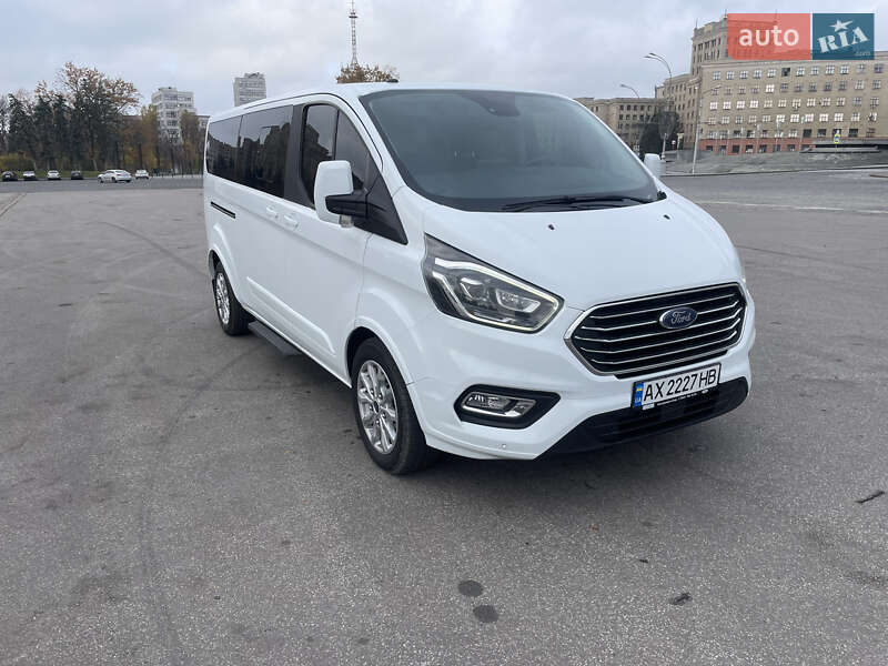 Минивэн Ford Tourneo Custom 2020 в 