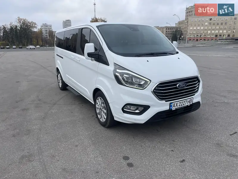 Минивэн Ford Tourneo Custom 2020 в 