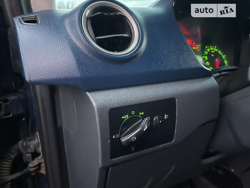 Вантажний фургон Ford Transit Connect 2011 в Чернівцях