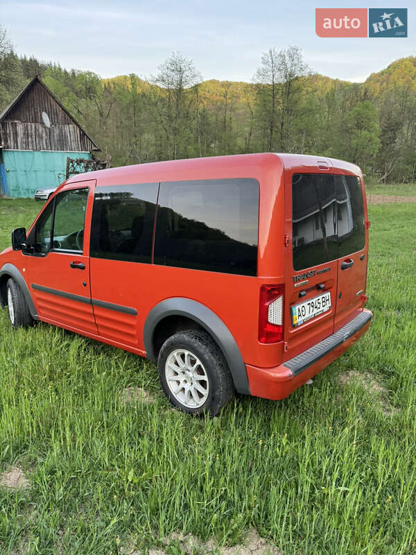 Мінівен Ford Transit Connect 2011 в Буштино