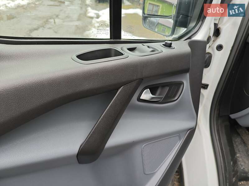 Вантажний фургон Ford Transit Custom 2017 в Міжгір'ї