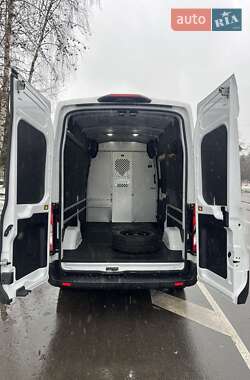 Грузовой фургон Ford Transit 2022 в 
