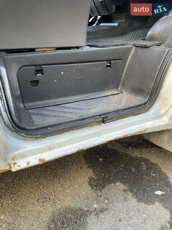 Грузовой фургон Ford Transit 2002 в Львове