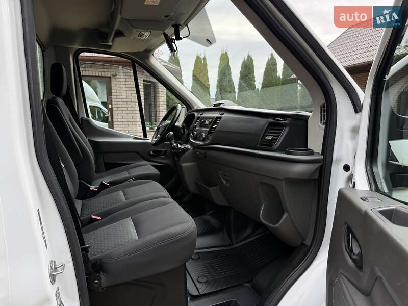 Вантажний фургон Ford Transit 2021 в Радивиліві