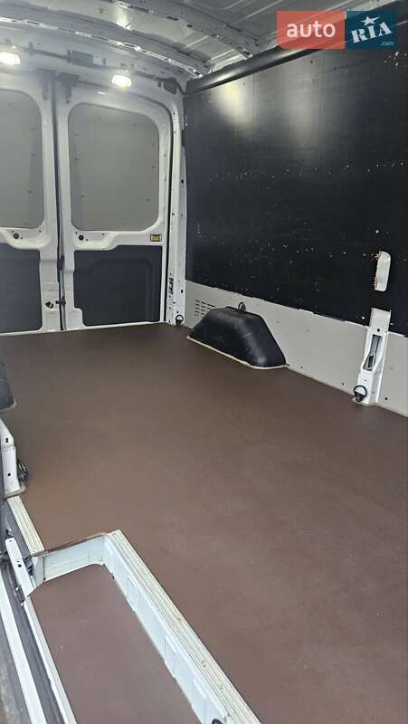 Вантажний фургон Ford Transit 2021 в Бережанах