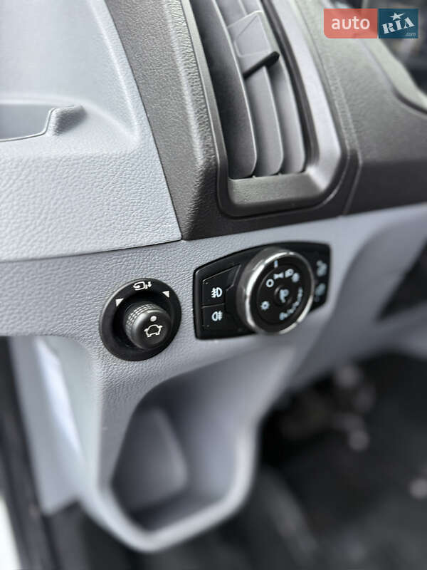 Вантажний фургон Ford Transit 2019 в Рівному
