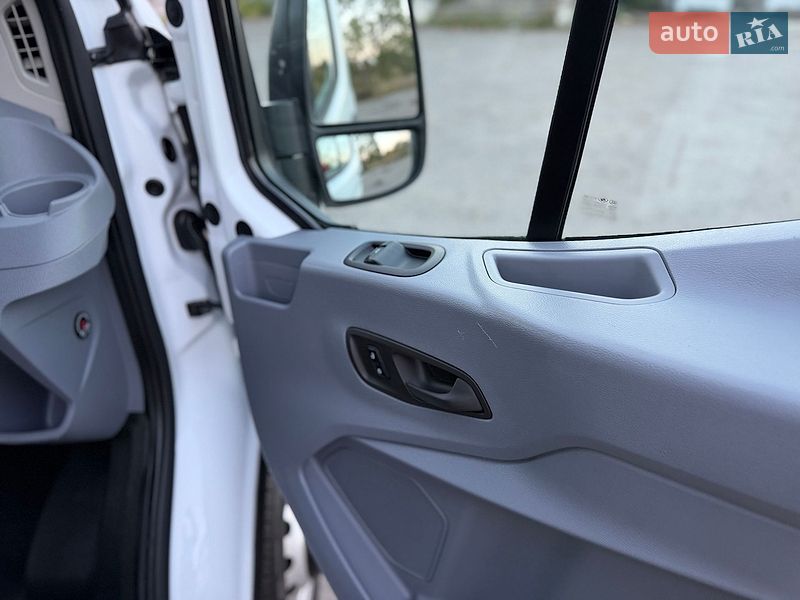 Вантажний фургон Ford Transit 2016 в Дубні