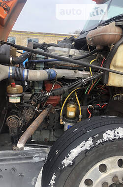 Орыс порно: Екі балапан жігітті көтеріп алады Анамның трусисын жалау