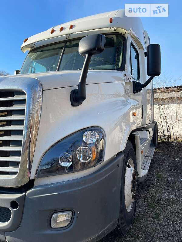 Тягач Freightliner Columbia 2012 в 