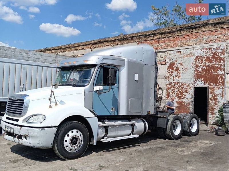 Freightliner Conventional 2000