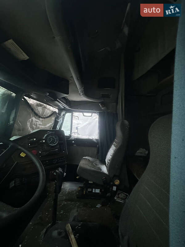 Тягач Freightliner FLD 2002 в Киеве