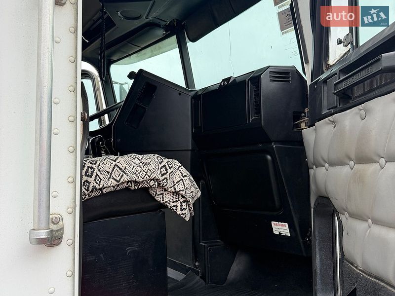 Тягач Freightliner FLD 2001 в Киеве
