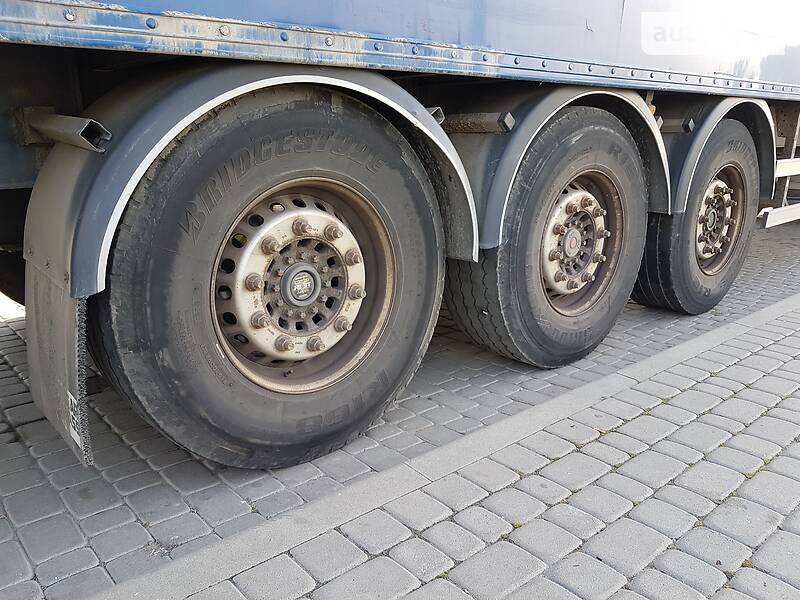 Изотермическая будка Fruehauf T34T1RP 2007 в Радехове