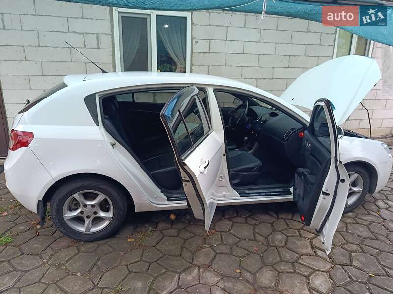 Хэтчбек Geely Emgrand EC7-RV 2012 в Терновке фото 2 Хэтчбек Geely Emgrand EC7-RV 2012 в Терновке