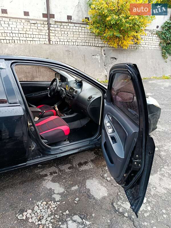 Седан Geely MK 2011 в Каневі