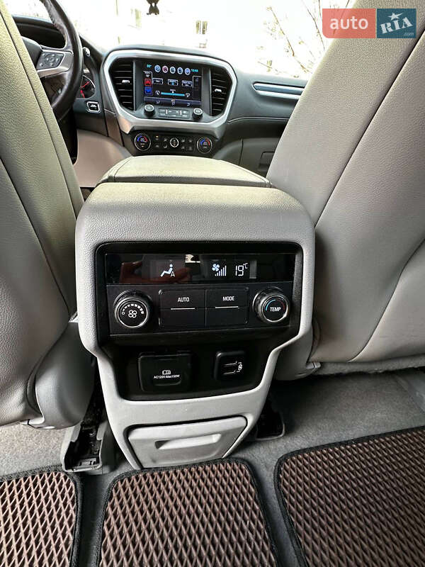 Внедорожник / Кроссовер GMC Acadia 2016 в Киеве