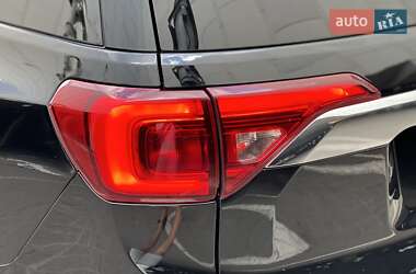 Позашляховик / Кросовер GMC Acadia 2016 в 