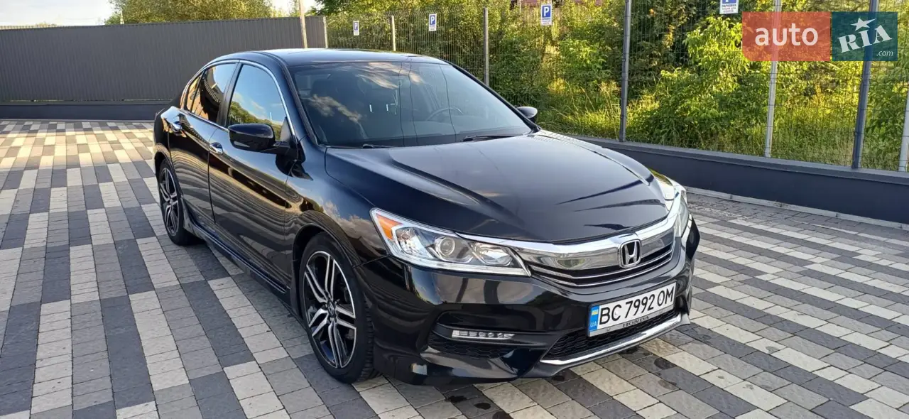 Пропоную вашій увазі стильний та динамічний.
Honda Accord Sport у відмінному стані.
Пробіг: 130 тис. км.
Кузов: Седан, чорний металік
Привід: Передній
Покоління: IX (рестайлінг, 2017 р.)
Комплектація Sport

Легкосплавні диски R19 (нова гума)
Камера заднього виду
Спортивні сидіння з комбінованою оббивкою
Мультимедійна система з підтримкою Bluetooth
Круїз-контроль, клімат-контроль
Спортивний аеродинамічний обвіс

Встановлено додатково:
-Супутникова протиугінна система Pandora
-Прихований відеореєстратор

Зелена картка до 20.10.2025
Новий поліс до 10.08.2026

Автомобіль доглянутий, вчасно обслуговувався тільки у офіційного дилера Арія Моторс (повна історія), не потребує жодних вкладень. Чистий, акуратний салон без пошкоджень.

Ідеальний вибір для тих, хто цінує комфорт, надійність і насолоду від управління.

Прохання не турбувати майданчики та перекупників.