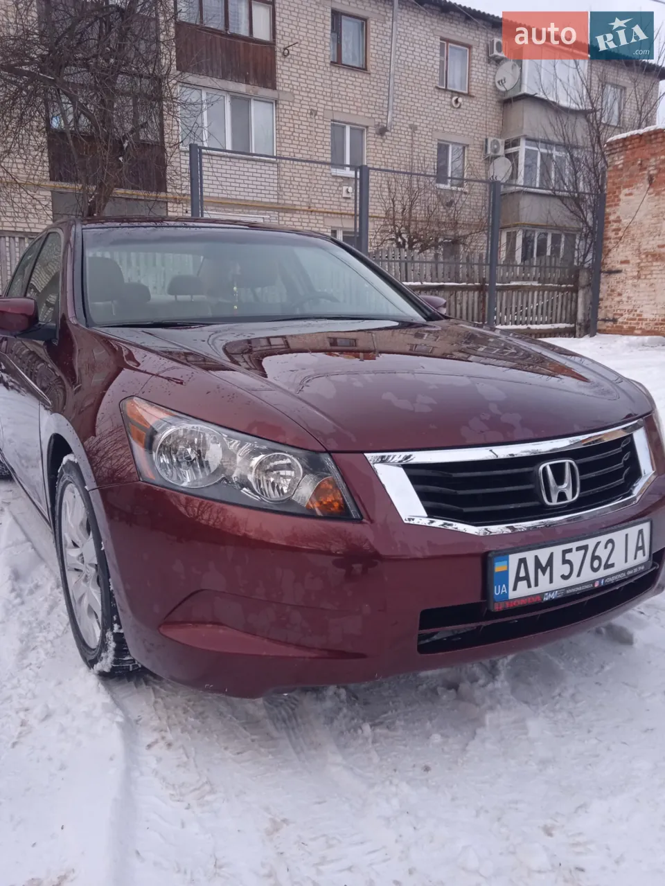 Продам Хонду Акорд на автоматі,була куплена в автосалоні в Києві, обслуговування було всі ці роки на офіційному дилері,пробіг рідний 182 тис,є всі підтверджуючі документи,готовий до будь яких перевірок.Салон в ідеальному стані, двигун, АКПП працюють дуже добре,всі вікна рідні,по авто нічого не крутилося, гарна зимова гума.Авто їде дуже добре,ходова частина обслужена, нічого не стукає,не грюкає.На кузові автомобіля присутні всі заводські бірки з він кодом.Авто варте уваги,таких акордів залишилось дуже мало,в наявності три ключі.Писати можна багато, телефонуйте розповім більше.