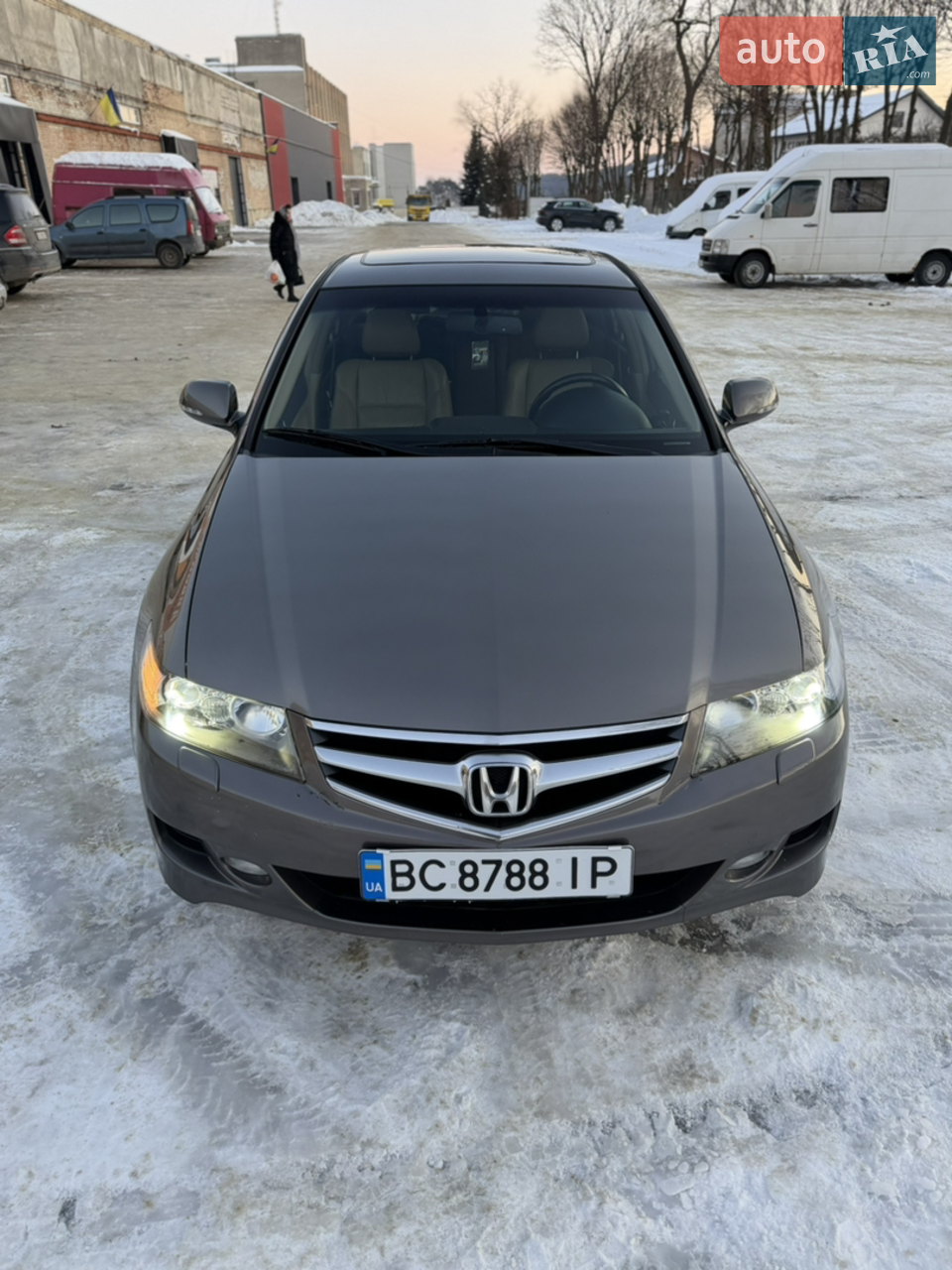 Продам авто дружини.

Автомобіль у дуже хорошому технічному та візуальному стані. Повністю обслужений.

По авто зроблено:
	•	Повністю замінена ходова частина
	•	Замінені гальмівні диски
	•	Замінена гальмівна рідина
	•	Замінений антифриз
	•	Замінене масло в АКПП
	•	Встановлене дороговартісне Bi-LED світло
	•	Фари та протитуманні фари в бронеплівці
	•	Газове обладнання повністю обслужене
	•	Встановлена мультимедія Android
	•	Салон у дуже гарному стані
	•	Нова зимова резина 2025 року
	•	Два ключі
	•	В комплекті домкрат та докатка
	•	Зроблена антикорозійна обробка всього дна

Авто без гнилі, пороги не варені. Кожна кнопка в автомобілі працює.