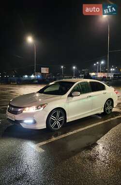 Седан Honda Accord 2015 в Ужгороде