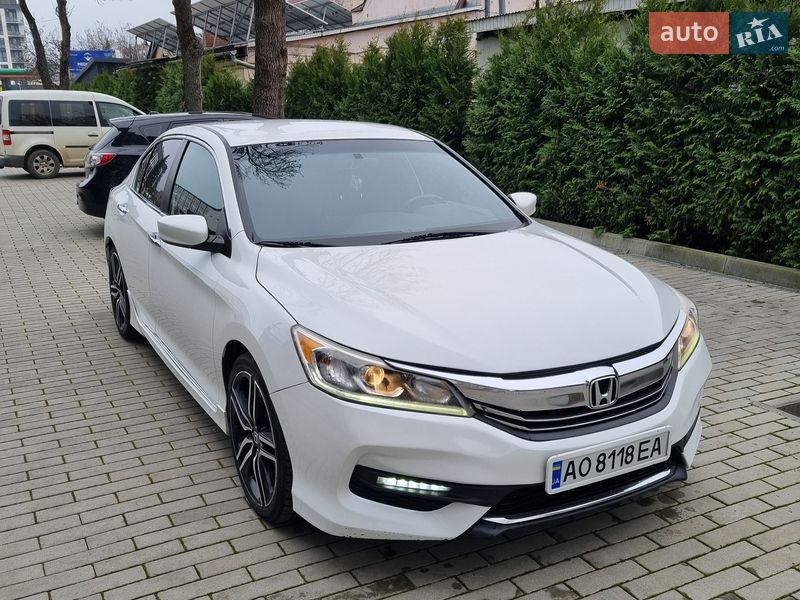 Седан Honda Accord 2015 в Ужгороде