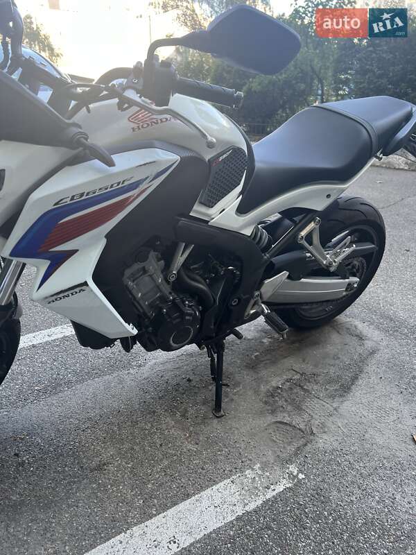 Мотоцикл Без обтекателей (Naked bike) Honda CB 650F 2015 в Киеве фото 12 Мотоцикл Без обтекателей (Naked bike) Honda CB 650F 2015 в Киеве