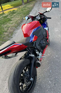 Спортбайк Honda CBR 1000RR 2023 в 
