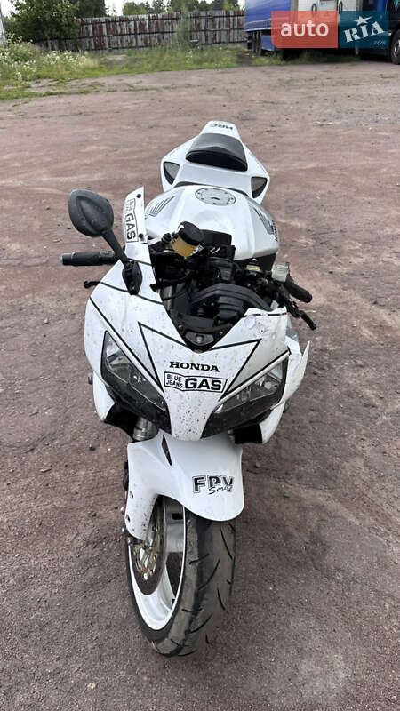 Спортбайк Honda CBR 1000RR 2004 в Горохове