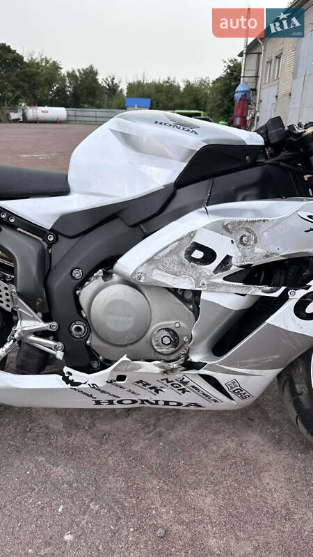 Спортбайк Honda CBR 1000RR 2004 в Горохове