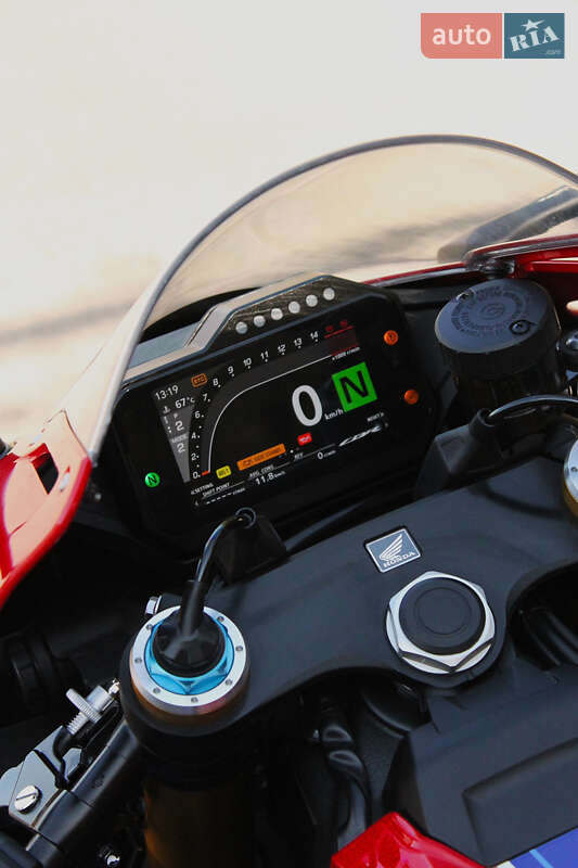 Спортбайк Honda CBR 1000RR 2022 в Одессе фото 16 Спортбайк Honda CBR 1000RR 2022 в Одессе