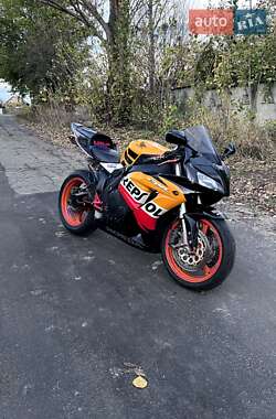 Спортбайк Honda CBR 1000RR 2007 в  Спортбайк Honda CBR 1000RR 2007 в