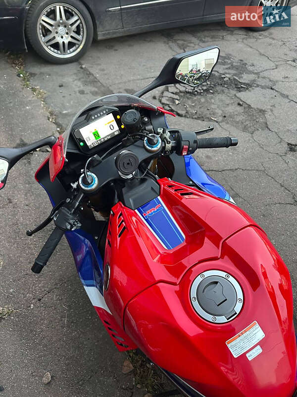 Спортбайк Honda CBR 1000RR 2023 в Киеве