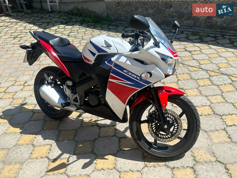 Honda CBR 125R 2016