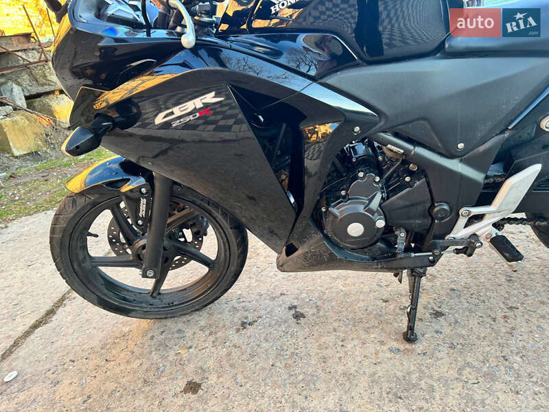 Спортбайк Honda CBR 250R 2013 в Ананьеве