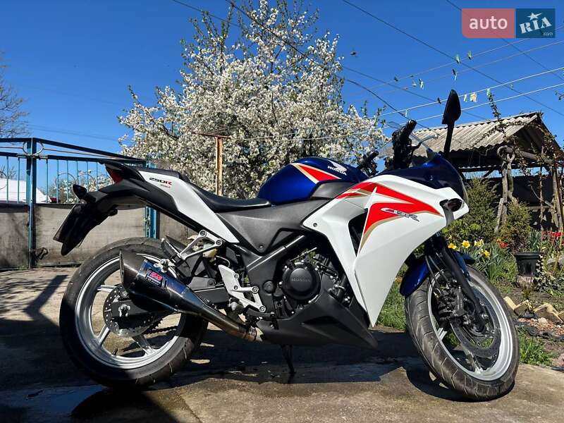 Спортбайк Honda CBR 250R 2011 в Каменском фото 3 Спортбайк Honda CBR 250R 2011 в Каменском