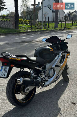 Спортбайк Honda CBR 600F 2000 в 