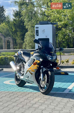 Мотоцикл Классик Honda CBR 600F 2000 в 