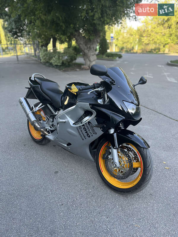 Спортбайк Honda CBR 600F 1999 в Павлограді фото 2 Спортбайк Honda CBR 600F 1999 в Павлограді