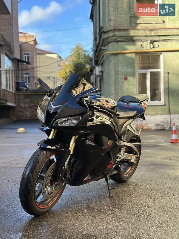 Спортбайк Honda CBR 600RR 2012 в  фото Спортбайк Honda CBR 600RR 2012 в