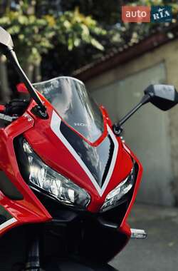 Спортбайк Honda CBR 650R 2022 в 