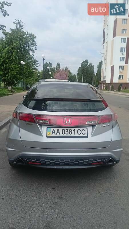 Хэтчбек Honda Civic 2006 в Вишневом