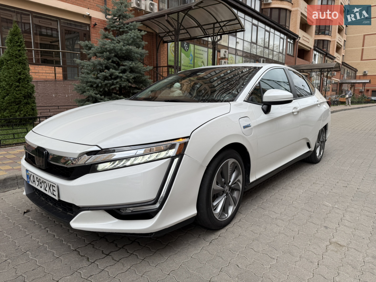 Продаю свій надзвичайно економний та стильний Honda Clarity Touring 2018 року — максимальна комплектація!
Автомобіль дарує тишу, плавність ходу та справжню японську якість.

? Основні переваги:
	•	Максимальна комплектація Touring
	•	Японське складання (Made in Japan)
	•	92 000 км оригінального пробігу
	•	До 70 км на чистій електротязі
	•	Витрата пального — 2–4 л/100 км
	•	Повністю обслугований, вкладень не потребує

? Двигун та система:
	•	Бензиновий двигун LEB-H1 (1.5 Atkinson)
	•	Потужний електромотор
	•	Тип: PHEV(M) — багаторежимний plug-in гібрид
(EV / Hybrid / Engine Drive / HV Charge / HV Hold)
	•	Працює тихо, економно та дуже надійно

? Стан авто:
	•	Технічно — відмінний
	•	Батарея в чудовому стані
	•	Ходова тиха та щільна
	•	Кузов охайний, білий перламутр
	•	Дуже доглянутий салон

? Чому PHEV(M) — це ідеально?
	•	Може їхати як електромобіль, до 70 км
	•	При розряді батареї переходить у гібрид
	•	Немає страху залишитись без заряду
	•	Заряджається від звичайної розетки 220V
	•	Має кілька режимів керування, тому ви завжди контролюєте витрати та потужність

? Touring — топова комплектація:
	•	LED фари
	•	Камера заднього виду
	•	Адаптивний круїз-контроль
	•	Система утримання в смузі
	•	Шкіряний салон
	•	Підігрів сидінь
	•	Велика мультимедіа
	•	Преміум-оздоблення
	•	Диски R18
	•	Keyless Go
	•	Двозонний клімат-контроль 
