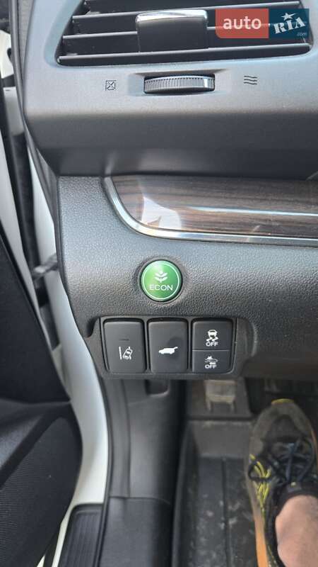 Позашляховик / Кросовер Honda CR-V 2015 в Києві