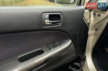 Мінівен Honda Stream 2003 в  фото 10 Мінівен Honda Stream 2003 в