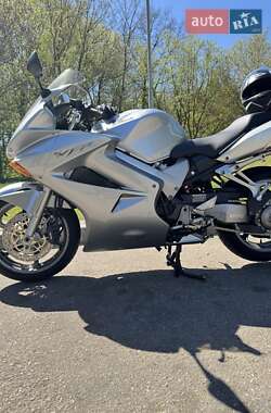 Мотоцикл Спорт-туризм Honda VFR 800F Interceptor 2004 в 
