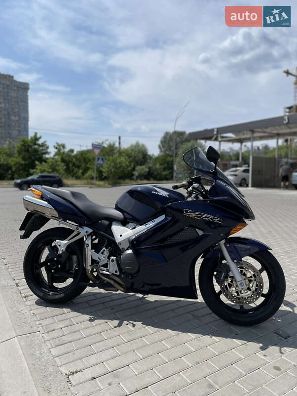 Мотоцикл Спорт-туризм Honda VFR 800F Interceptor 2003 в 